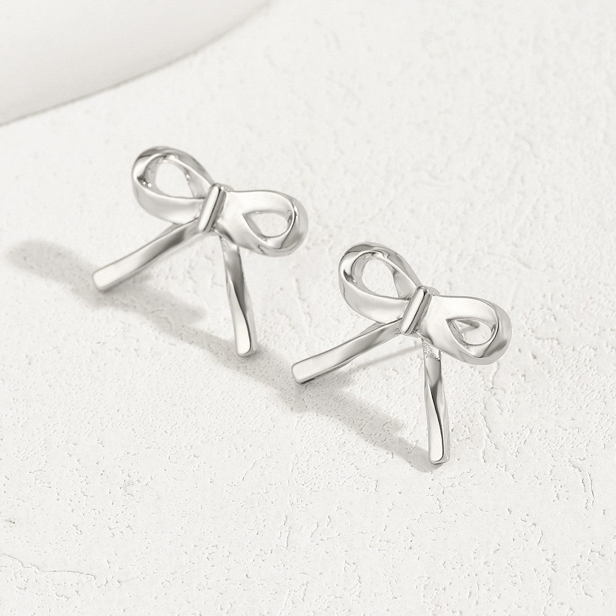 Pendientes de cobre minimalistas con forma de lazo dulce con acabado galvanizado para mujer