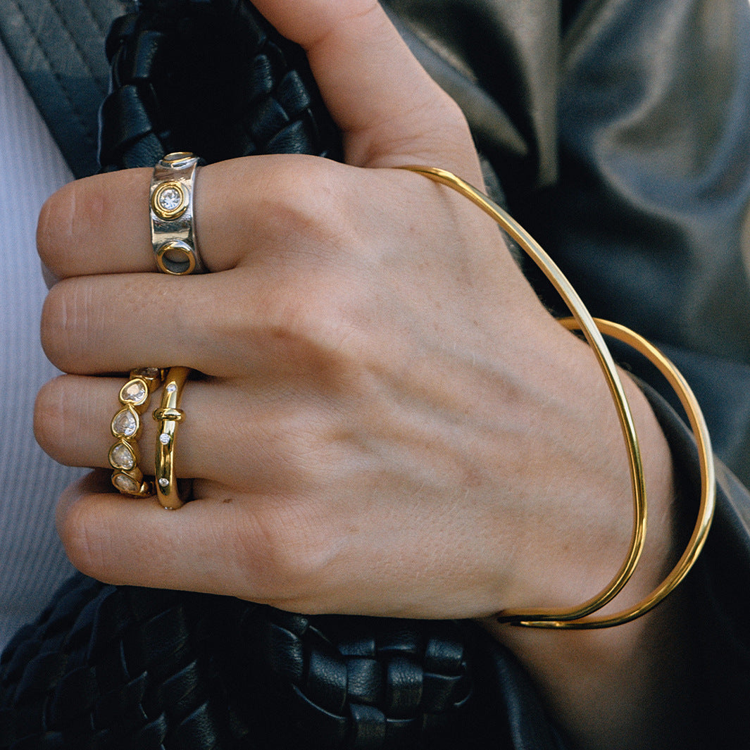 Pulsera minimalista de acero inoxidable con diseño geométrico y baño de oro para mujer