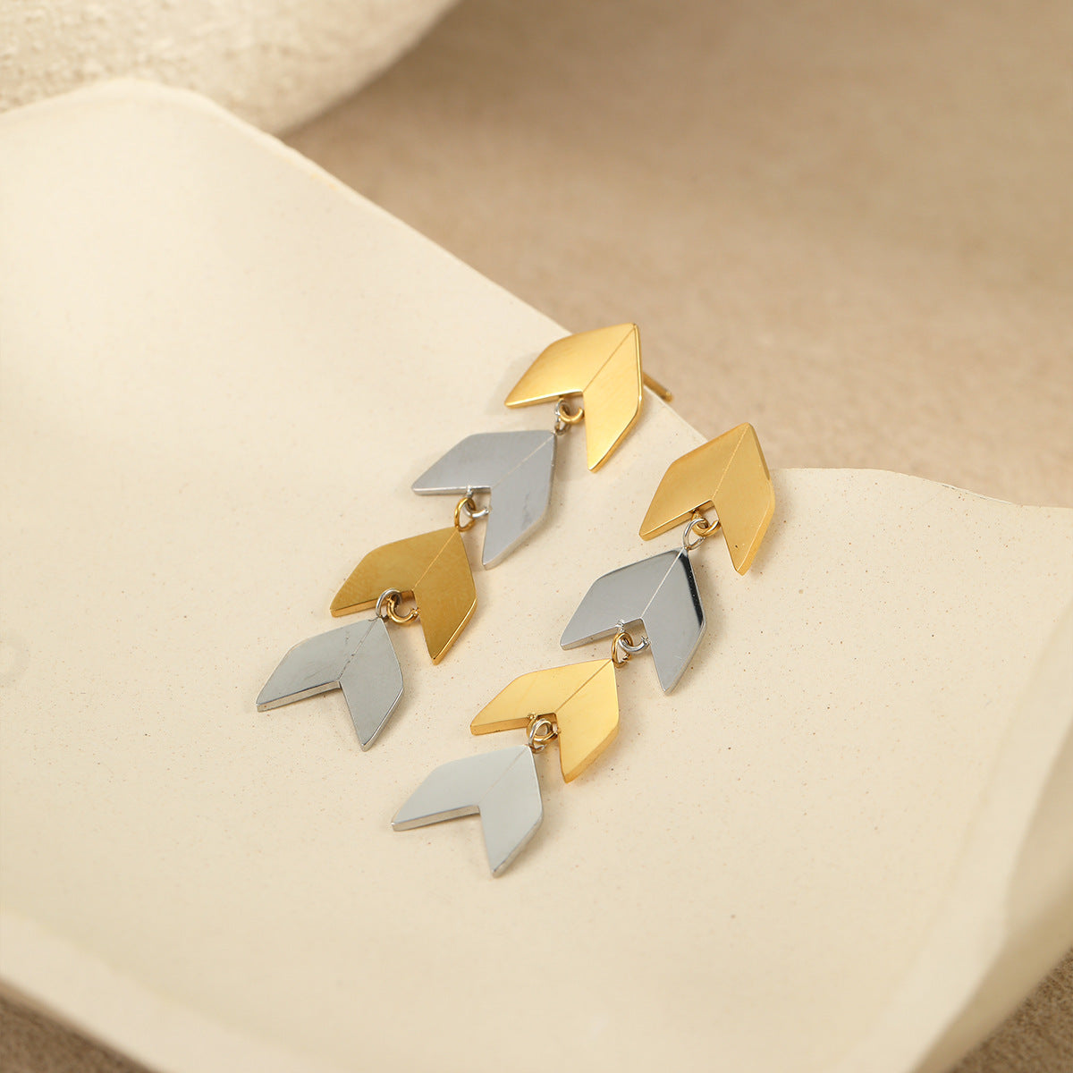Aretes de acero inoxidable con forma de rombo geométrico de moda y baño de oro de 18 quilates para mujer