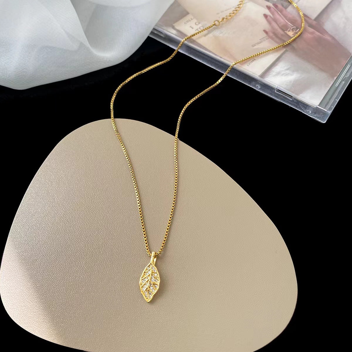Natural Style Leaf Pendant Necklace for Women Made of Titanium Steel with Plated Finish and Wavy Chain