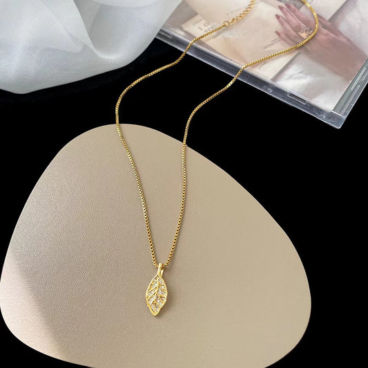 Collar con colgante de hoja de estilo natural para mujer, hecho de acero de titanio con acabado chapado y cadena ondulada
