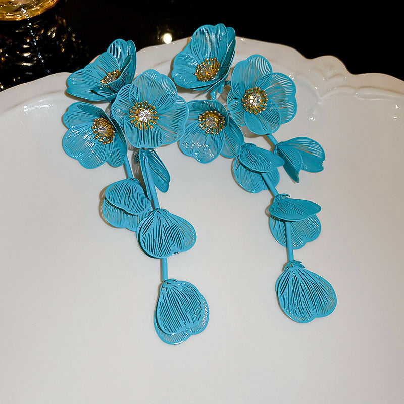 Orecchini floreali delicati con perni in argento, borchie in rame elettrolitico con nappe fluenti, estetica fresca e dolce per donna