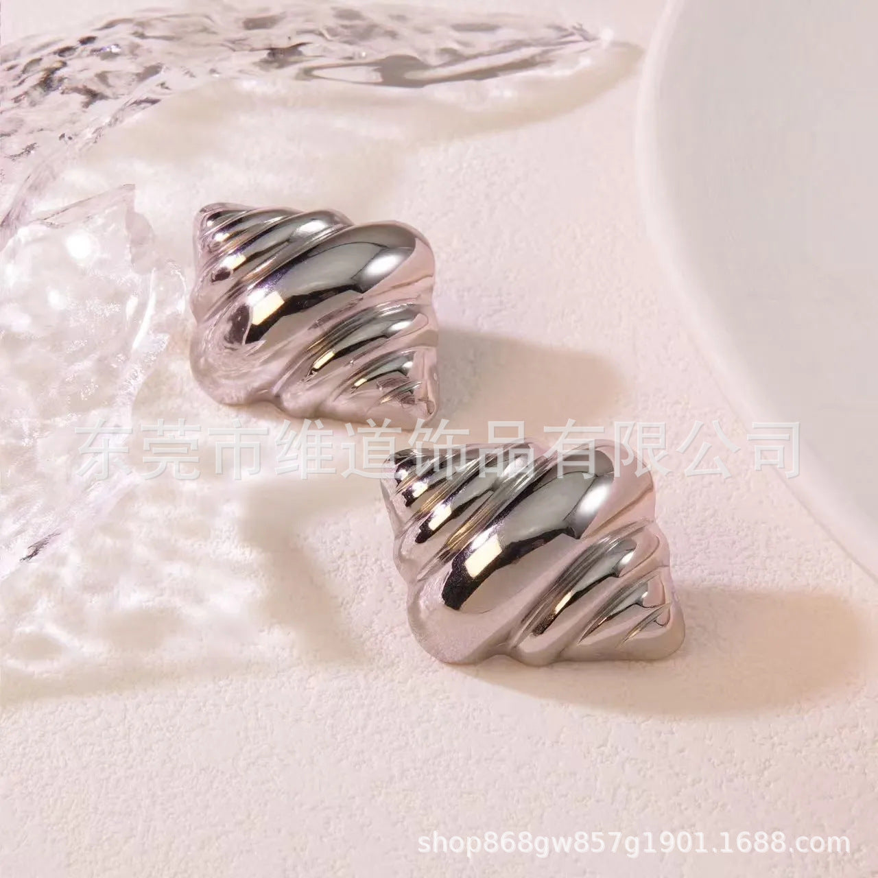 Orecchini a perno da donna Sweet Streetwear in acciaio placcato titanio a forma di cuore floreale geometrico a goccia
