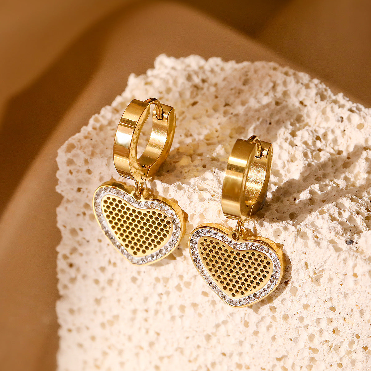 Orecchini Minimalisti a Cuore in Acciaio al Titanio con Placcatura in Oro Vero e Intarsio in Zirconi per Donna