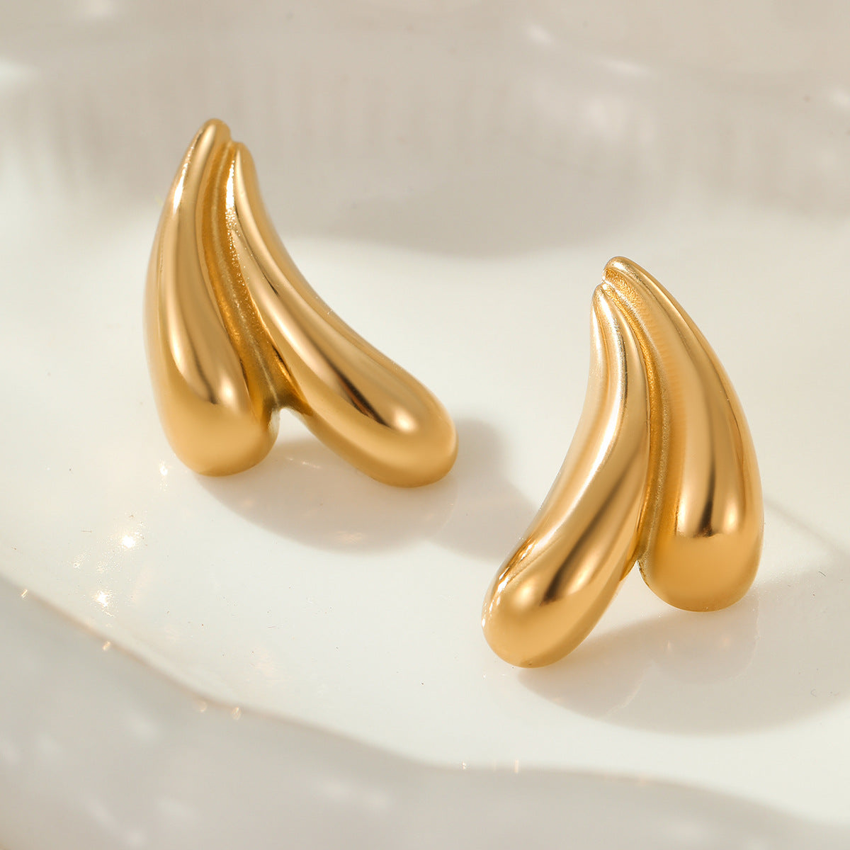 Orecchini da donna minimalisti in acciaio inossidabile a forma di cuore placcati oro 18 carati