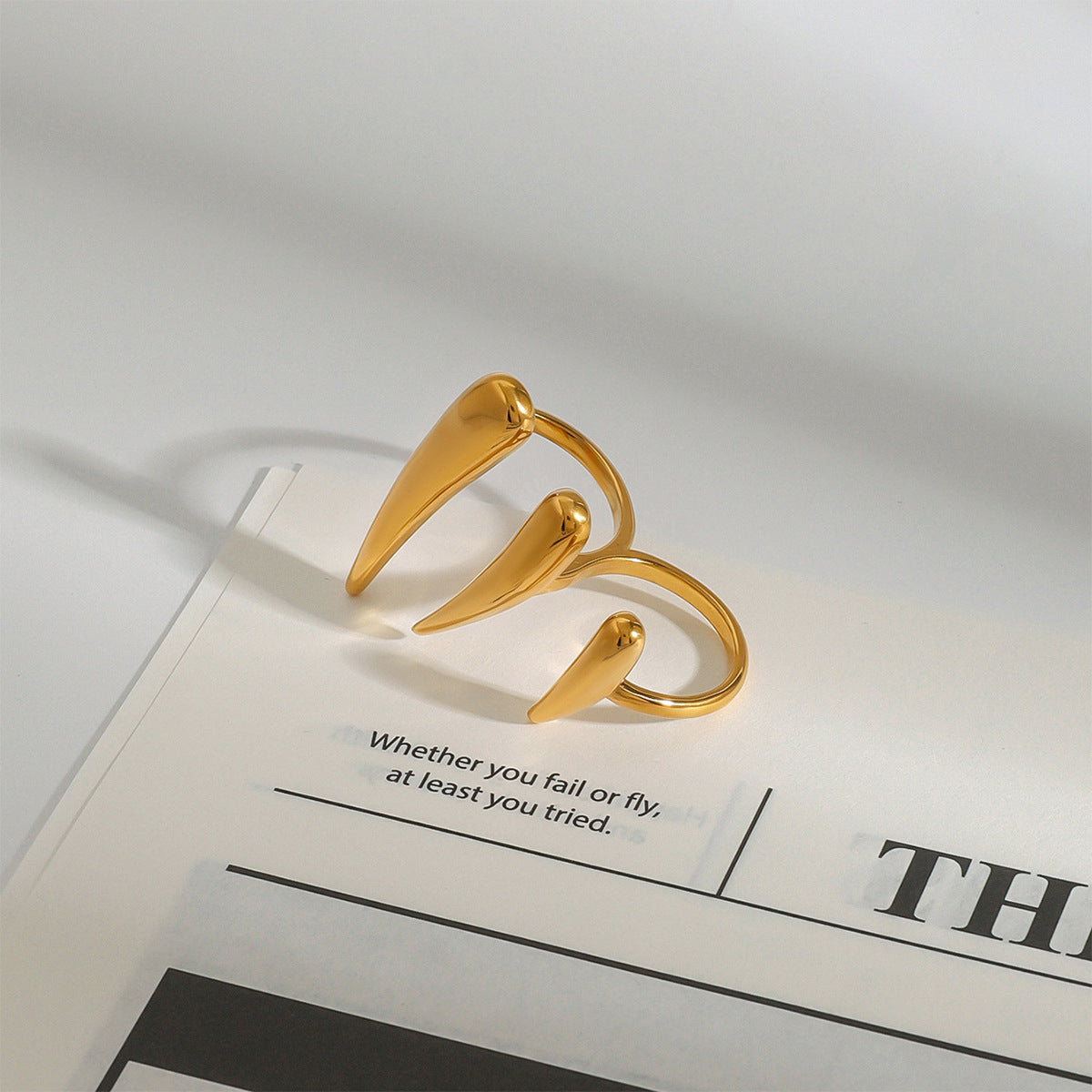 Anillo chapado de acero inoxidable geométrico minimalista para mujer con diseño de línea limpia
