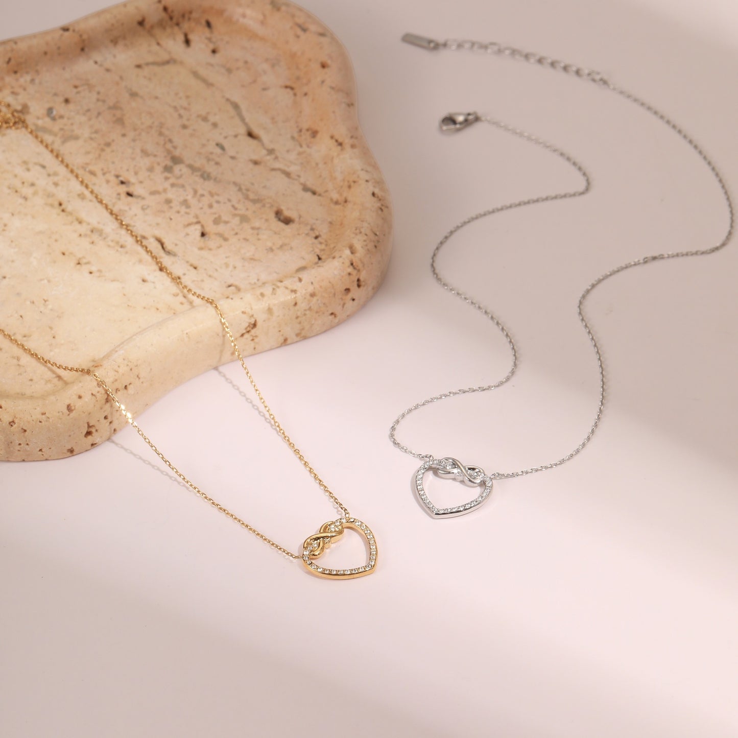 Elegante collar con colgante de corazón hueco de acero inoxidable con incrustaciones de pedrería para mujer, acabado chapado, delicada cadena para la clavícula