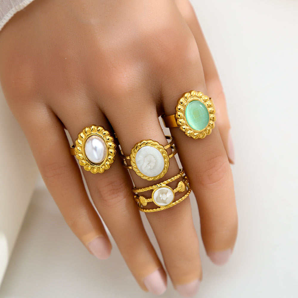 Anello Minimalista Rotondo da Donna in Acciaio al Titanio con Finitura Smaltata e Placcatura in Oro 18K