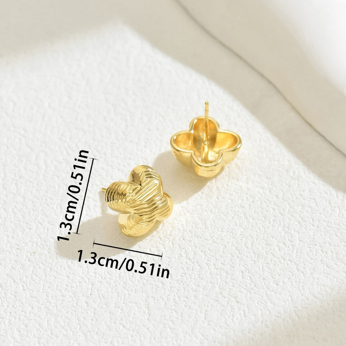 Pendientes minimalistas geométricos en forma de trébol en cobre chapado con postes de acero inoxidable para mujer
