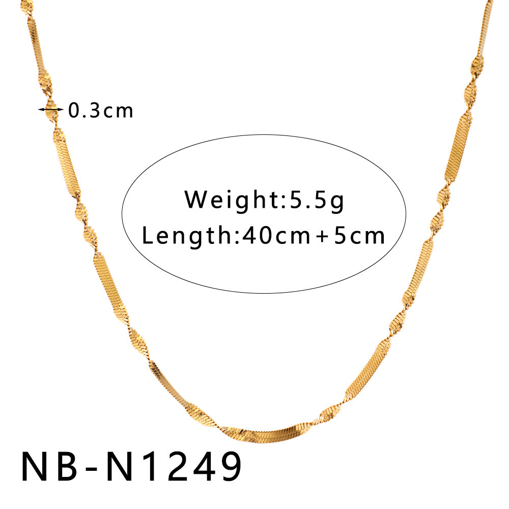 Collana con pendente geometrico minimalista da donna con design a intaglio, catena in acciaio inossidabile e finitura placcata sottovuoto in oro 18 carati