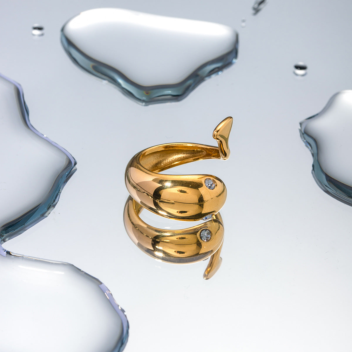 Anillo de acero de titanio geométrico ajustable con forma de pez estilo INS con chapado en oro de 18 quilates