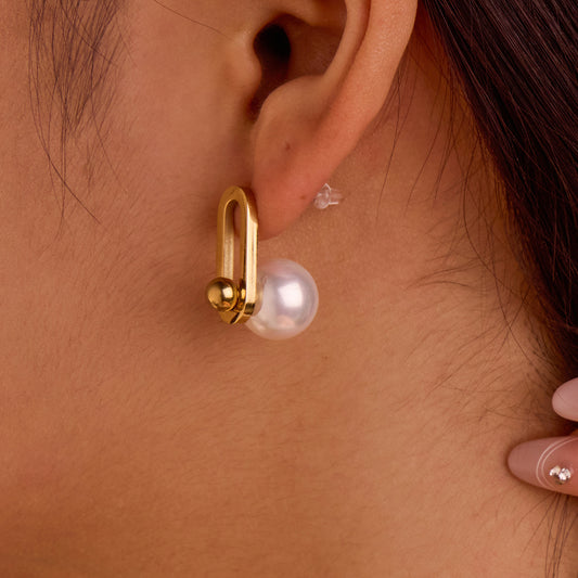 Orecchini da donna minimalistici tono freddo con perle simulate, perni geometrici in acciaio inossidabile
