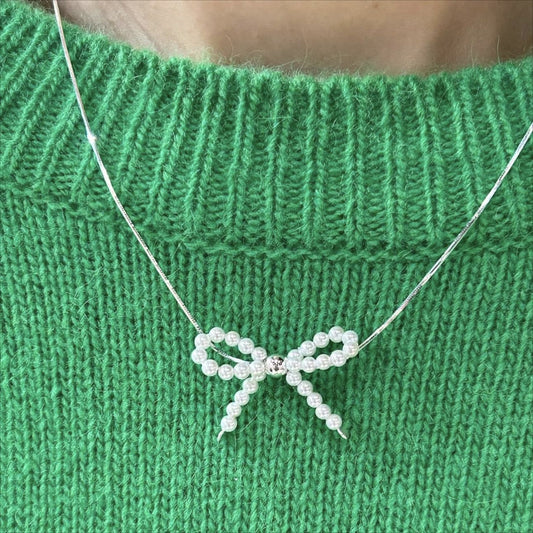 Collar Minimalista con Colgante de Lazo en Plata de Ley 925 con Acentos de Perlas en Cadena de Cuentas