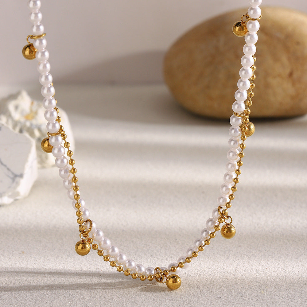 Elegante Collana a Pendente Geometrica Minimalista di Ispirazione Francese in Acciaio Inossidabile con Placcatura in Oro 18K e Perle Imitazione su Catena a Doppio Strato