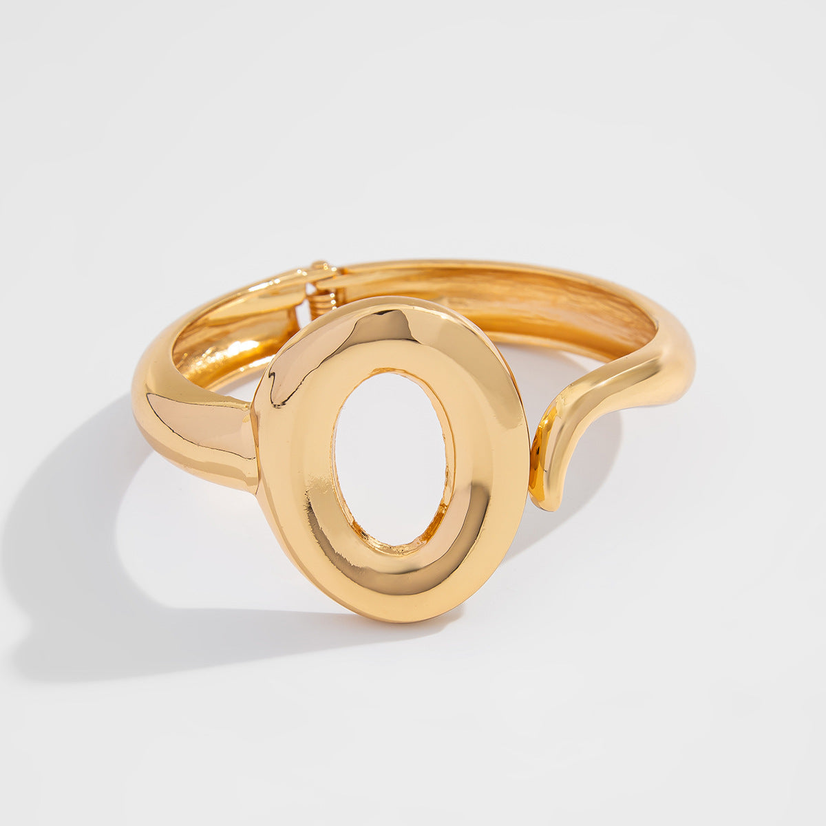 Pulsera Minimalista de Aleación Texturizada Martillada Líquida con Cierre de Resorte y Diseño Circular Asimétrico