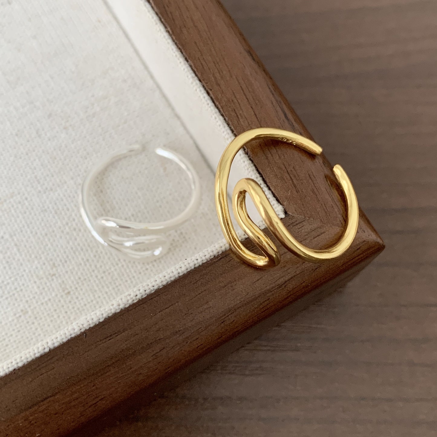Anello da donna minimalista geometrico irregolare piegato in argento sterling 925 con design a forma di cuore