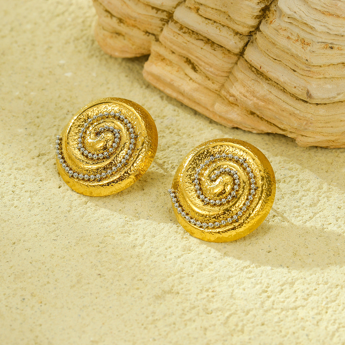 Orecchini a perno da donna a forma di conchiglia in acciaio inossidabile minimalisti con intarsio in zircone e finitura placcata