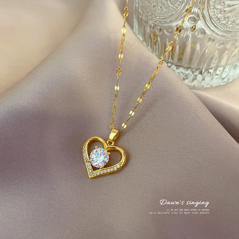Collana in Acciaio al Titanio con Intarsi in Strass Geometrici a Cuore Dolce Minimalista di Lusso da Donna