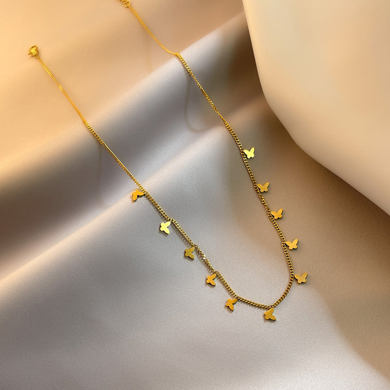 Collar con colgante de mariposa minimalista para mujer en acero titanio con acabado chapado, delicada cadena de clavícula para verano