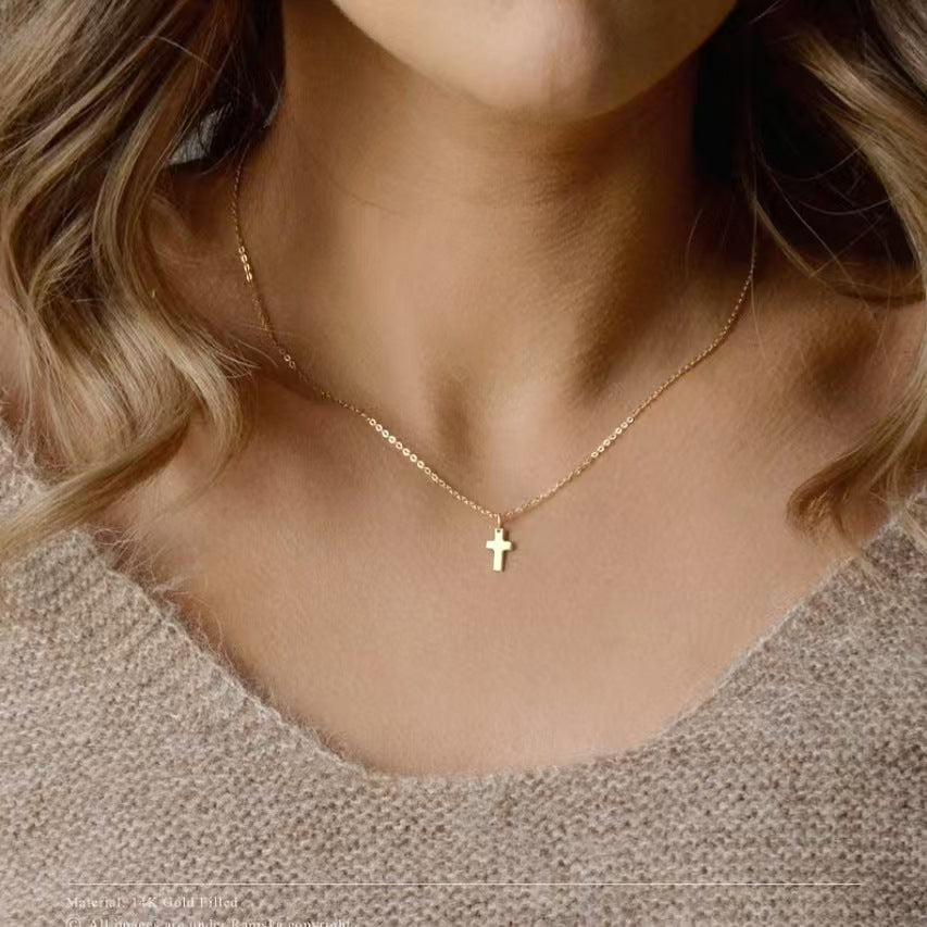 Collana pendente a croce minimalista da donna in ottone placcato oro vero e intarsio di strass su catena O-ring