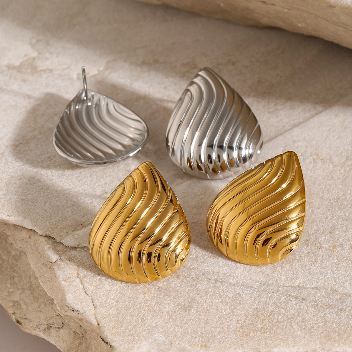 Orecchini Minimalisti Geometrici in Acciaio Inossidabile con Placcatura in Oro 18K e Texture Sottile