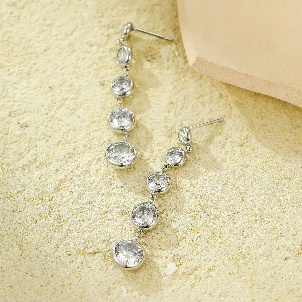 Pendientes largos de borla estilo vintage de acero inoxidable con detalles de diamantes de imitación para mujer