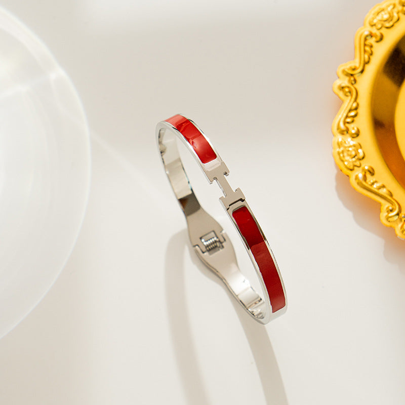 Bracciale con lettera H minimalista da donna in acciaio al titanio con finitura galvanica