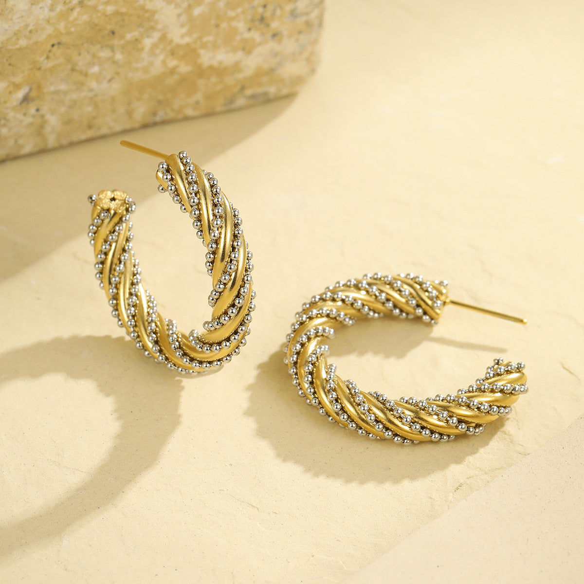 Orecchini a polsino geometrici minimalisti in acciaio inossidabile con placcatura in oro 18 carati e design a corda intrecciata, orecchini da donna alla moda