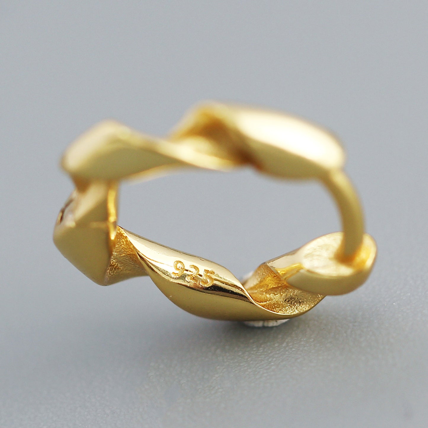 Orecchini a cerchio in argento sterling 925 con filo ritorto geometrico