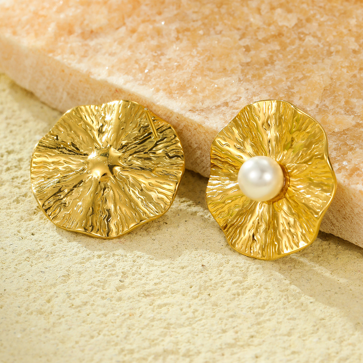 Pendientes de botón de acero inoxidable con perlas redondas y volantes irregulares estilo vintage para mujer con acabado chapado