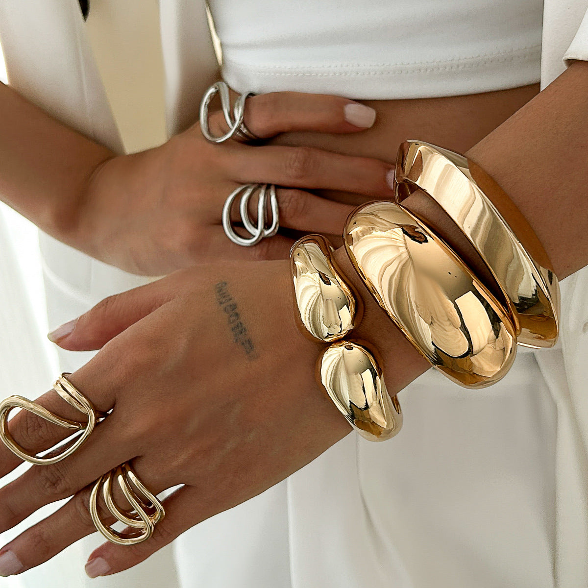 Bracciale rigido geometrico da donna in lega in stile cyberpunk retrò con finitura placcata