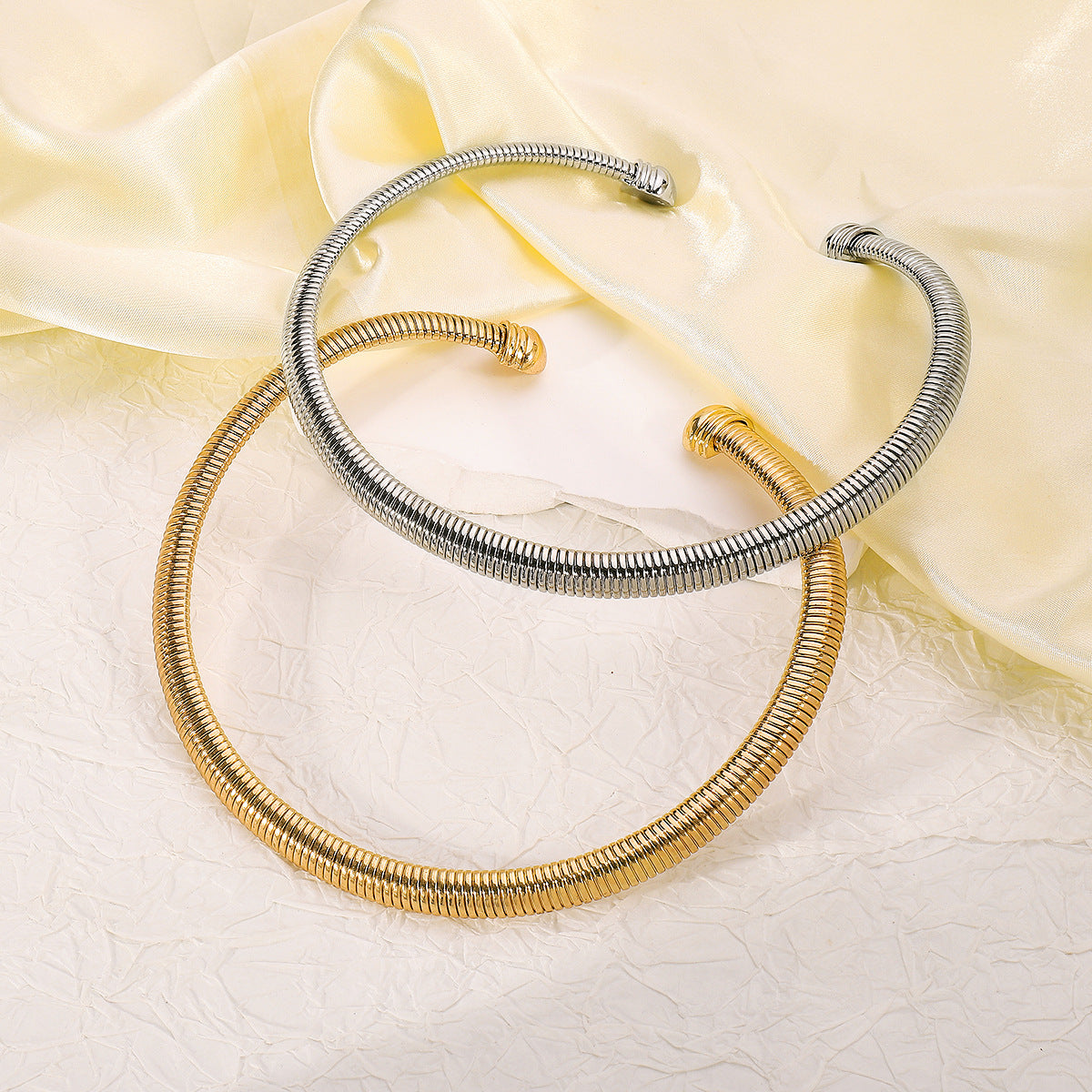 Collana da donna in metallo testurizzato geometrico, dolce e audace, con finitura galvanizzata e design a collare