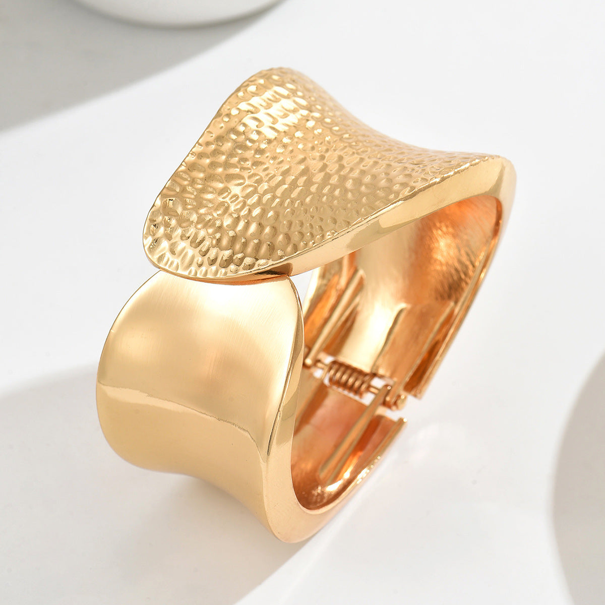 Conjunto de pulsera y anillo geométricos de moda en aleación de zinc con acabado chapado para un estilo versátil