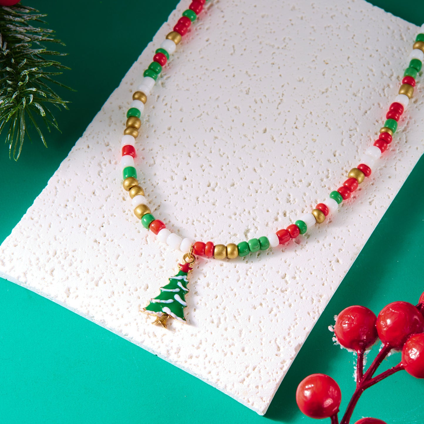Collana alla moda con ciondoli a forma di albero di Natale e Babbo Natale, finitura smaltata, catena di perline, da donna