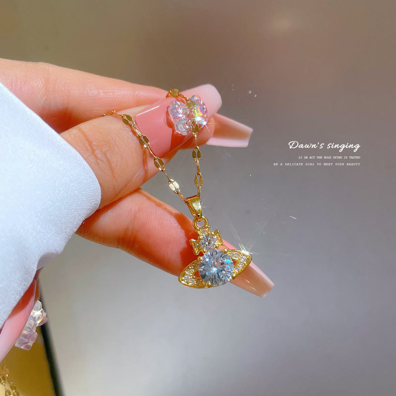 Collana con pendente a stella geometrica di lusso in acciaio al titanio micro-pavé per donna, delicata catena per clavicola con intarsio di zirconi