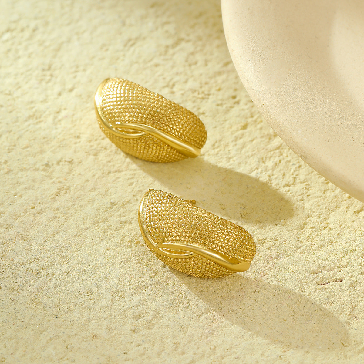 Pendientes geométricos minimalistas de acero inoxidable chapados en forma de arco y líneas texturizadas para mujer