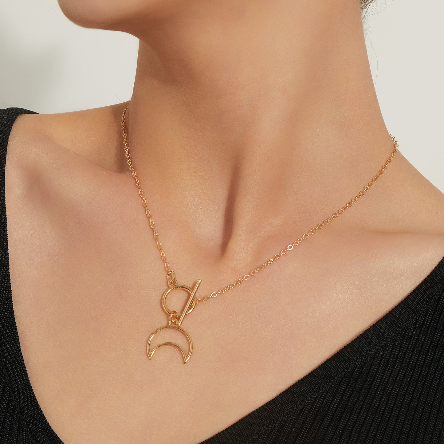 Fashion Moon-Shaped Alloy Necklace with Plated Finish for Women Geometric Pendant on Tiny-Link Chain