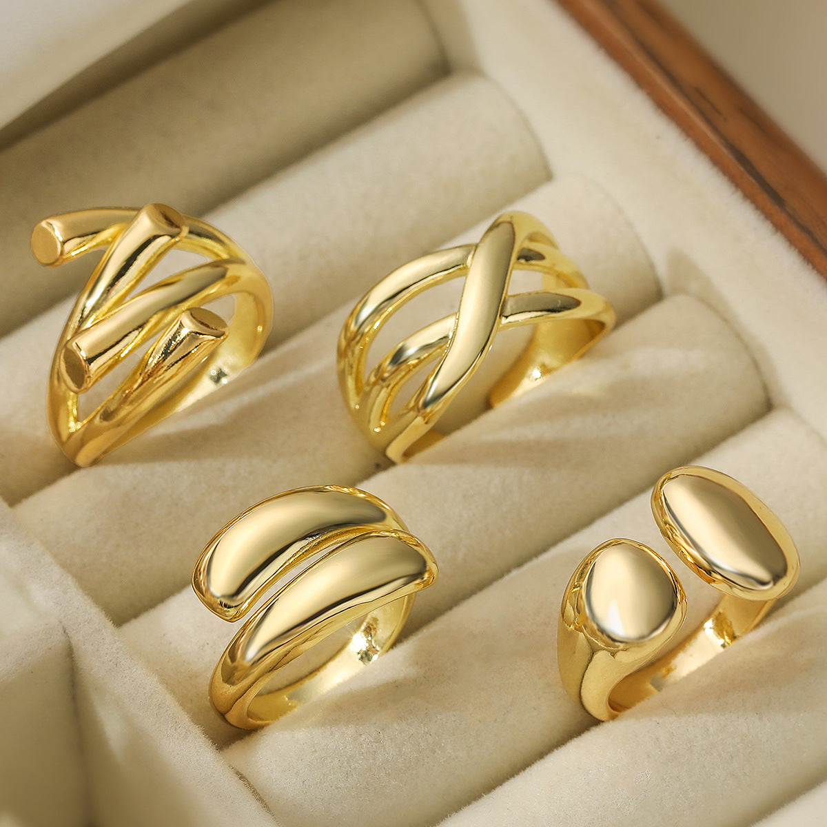 Anello Aperto Geometrico Minimalista da Donna Realizzato in Ottone con Placcatura in Oro 18K Finitura Liscia Accessorio di Moda Versatile
