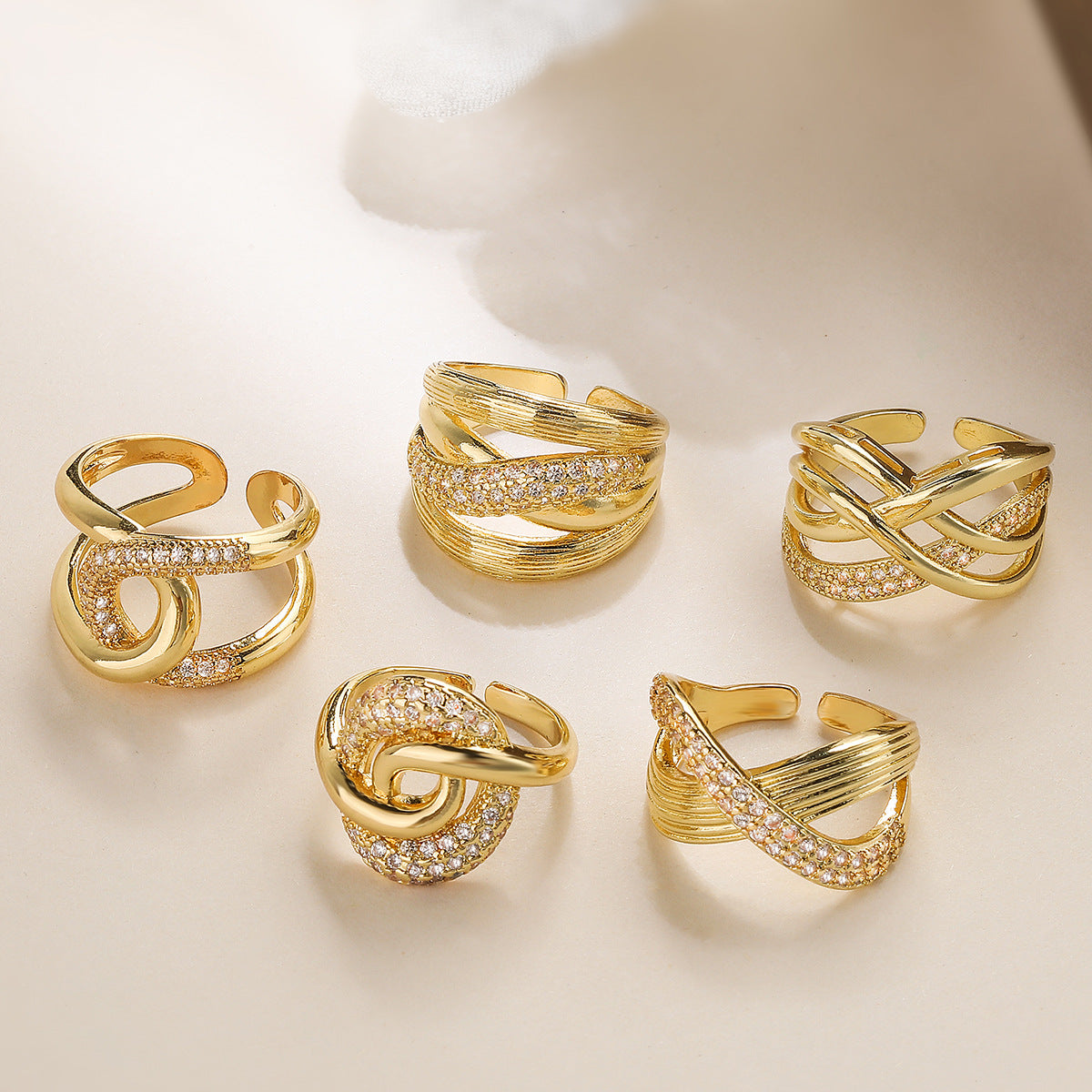 Anillo de cobre con forma de lazo geométrico chapado en oro de 18 quilates e incrustaciones de circonitas para mujer