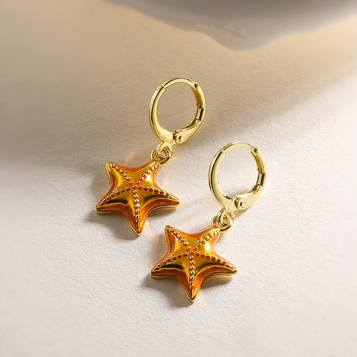 Orecchini in rame smaltato a forma di stella minimalista da donna con placcatura in oro 18 carati