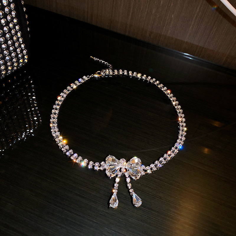 Collana con pendente a cuore a goccia in stile lusso con intarsio in strass in acciaio al titanio su catena in rame da donna