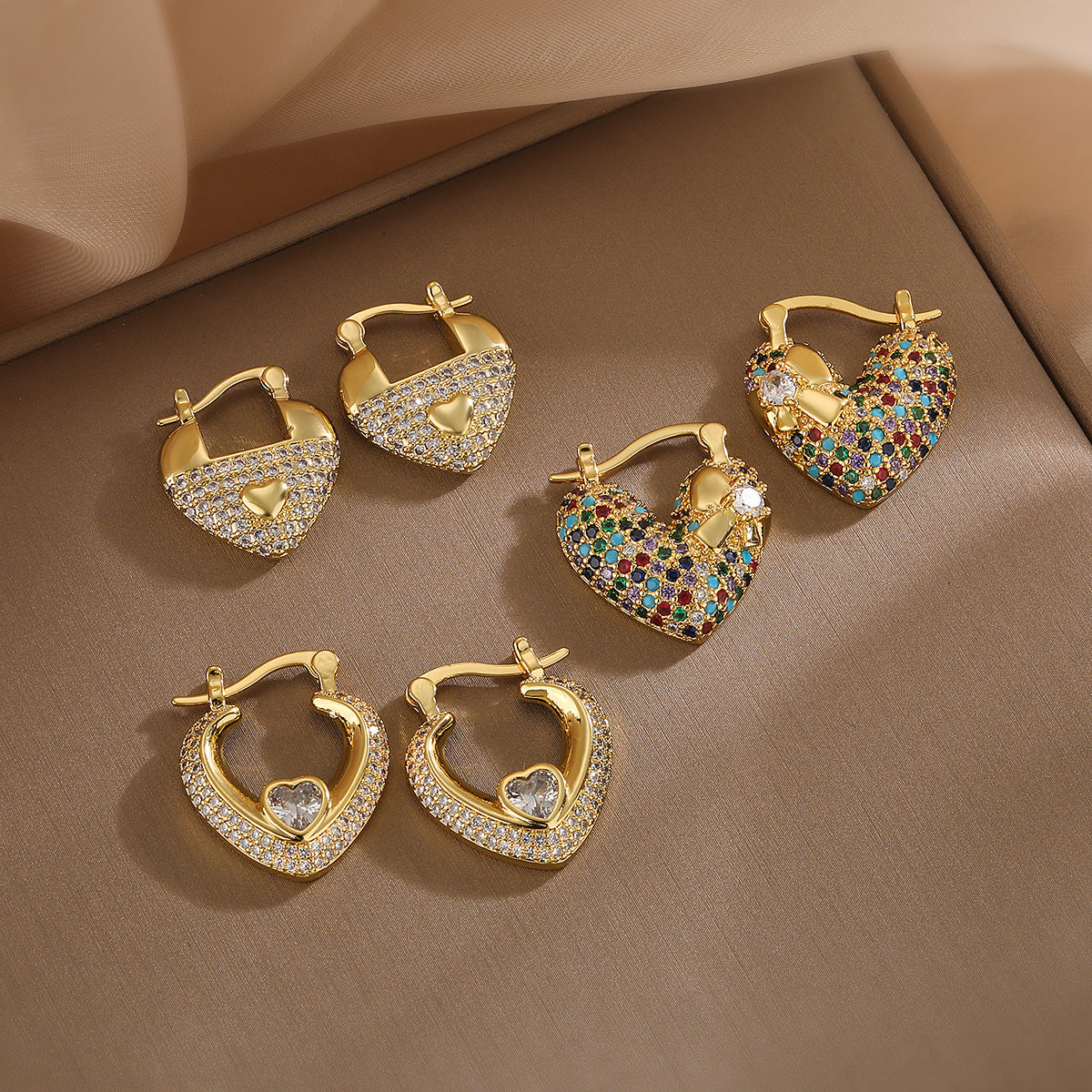 Orecchini minimalisti a forma di cuore in rame placcati oro 18K con zirconi per donna