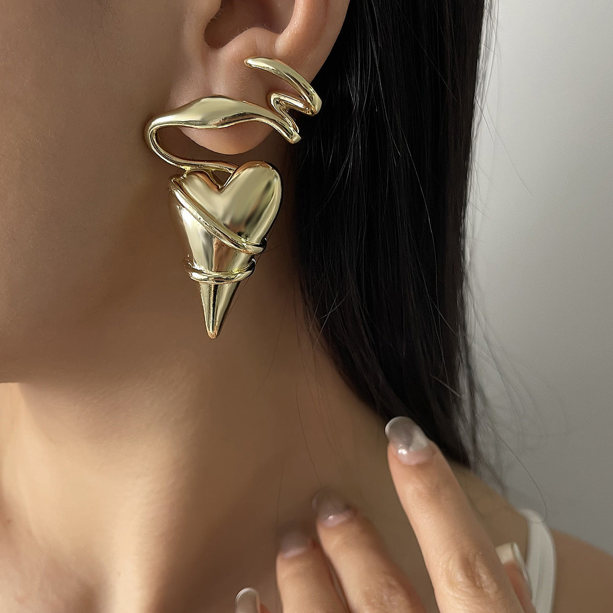 Pendientes de tuerca minimalistas de corazón trenzado geométrico de aleación con acabado chapado para mujer