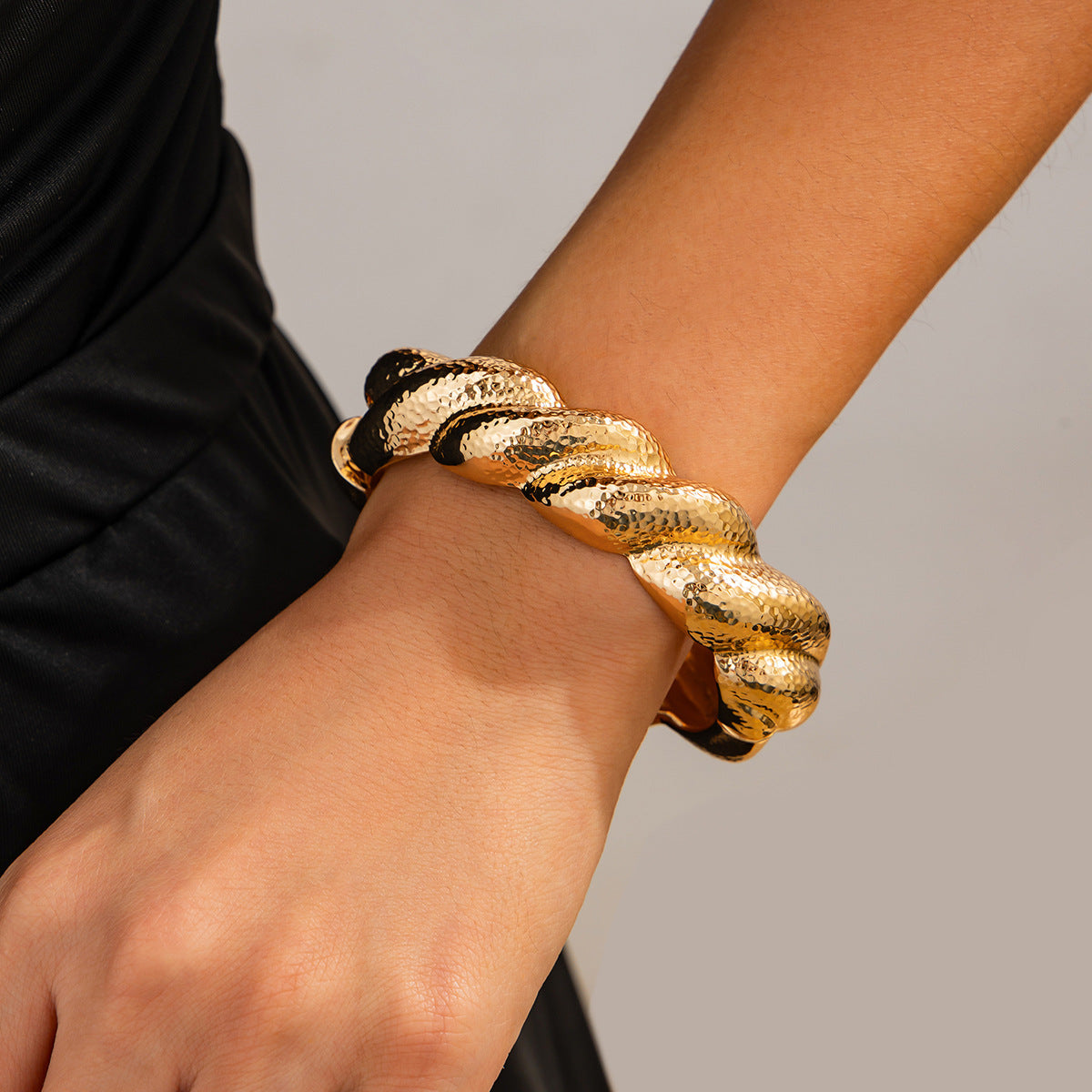 Pulsera de aleación geométrica audaz con acabado pulido y diseño trenzado para mujer