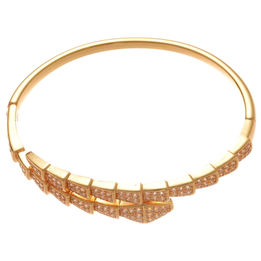 Bracciale da donna di lusso vintage placcato oro 18 carati con fibbia trapezoidale e intarsio in zirconi