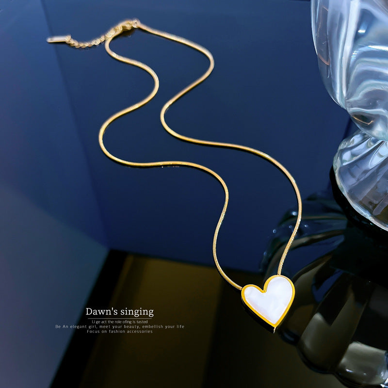 Collar con colgante de nácar en forma de corazón de acero de titanio minimalista para mujer con cadena tipo relicario chapada en oro