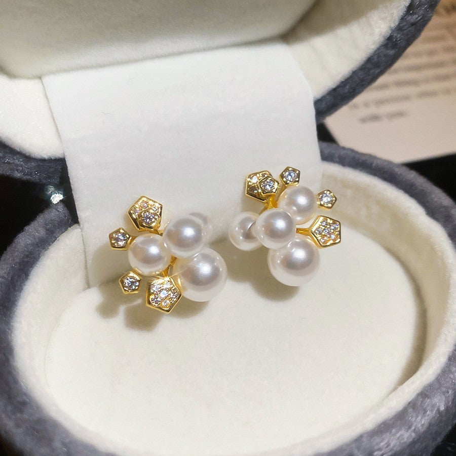 Orecchini da donna vintage eleganti a forma di stella geometrica con perle simulate e zirconi, perni in acciaio placcato