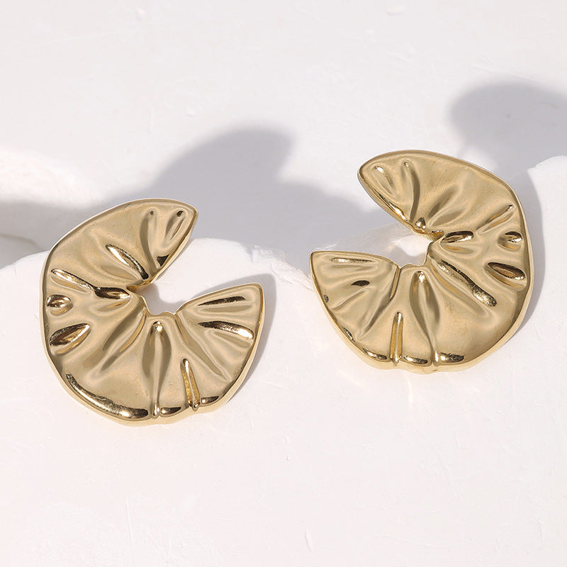 Orecchini a perno geometrici minimalisti da donna in acciaio inossidabile con placcatura in oro 18 carati e dettagli testurizzati effetto stropicciato