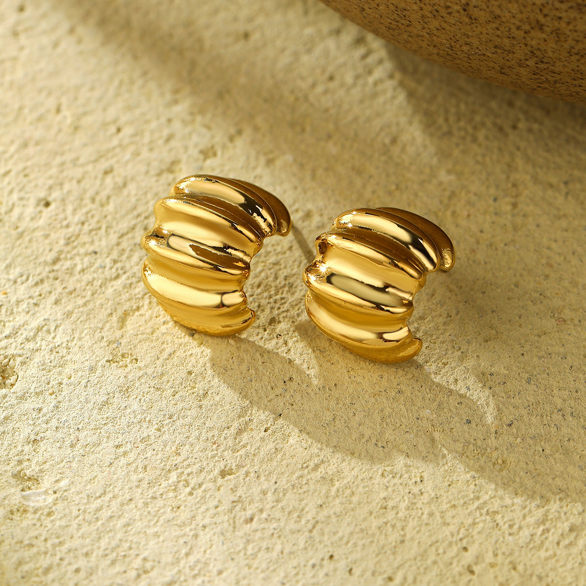 Pendientes de Acero de Titanio Irregular Plegados Minimalistas para Mujer con Acabado Chapado