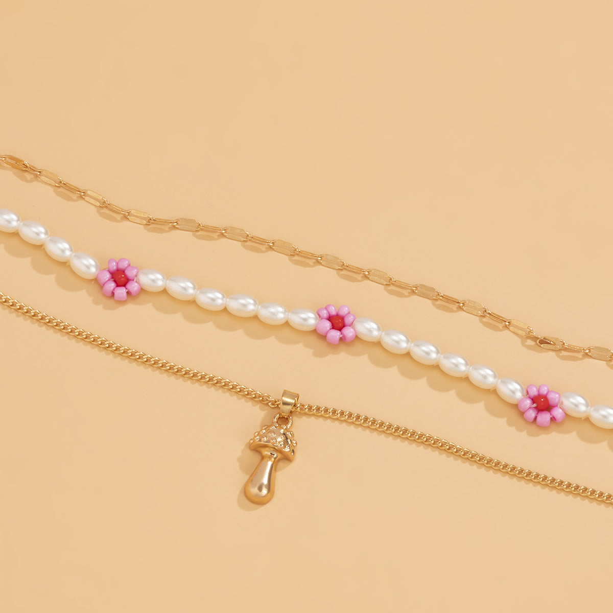 Collar con colgante de seta floral rústico para mujer con construcción de aleación, acabado chapado y delicada cadena de cuentas